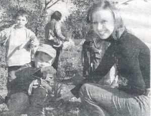 Justyna Majchrowska z koła PCK przy Zespole Szkół Ogólnokształcących, podczas sadzenia kolejnego drzewka z jednym z przedszkolaków.