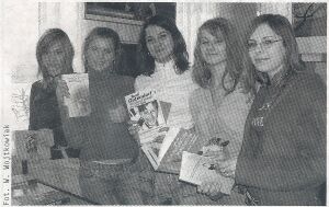 Na wernisażu: Katarzyna, Kasia, Dominika, Arleta, Mariola z klasy 1i LO im. Mikołaja Kopernika w Tarnobrzegu